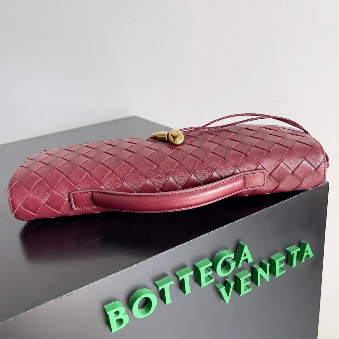 The batch of 1360 BV Andiamo evening handbags has been heavily planted again~ The designer aesthetics in the era of economic downturn are back. I fall in love with it at first sight and can't put it down. It's so beautiful and full of aura. The shape and texture are very competitive. It's light in weight and has sufficient capacity. It's a must-have for fashionistas. It's suitable for many occasions, minimalist, high-end and light luxury. Model No.: 741511 Size: 31*13*3cm